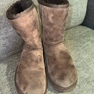 UGG chocolate brown  Suede classic short warm  Boots